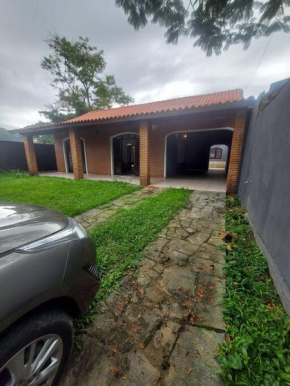 Casa pertinho da praia com estacionamento Wifi Sky